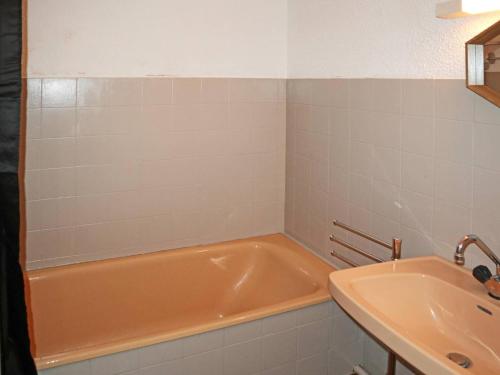 une salle de bain avec une baignoire et un lavabo dans l'établissement Studio cosy skis aux pieds, balcon sud-est, 400m centre station, parking, quartier calme - FR-1-322-97, aux Orres