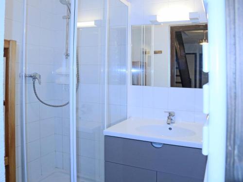 bagno bianco con lavandino e doccia di Appartement Les Orres, 4 pièces, 8 personnes - FR-1-322-106 a Les Orres