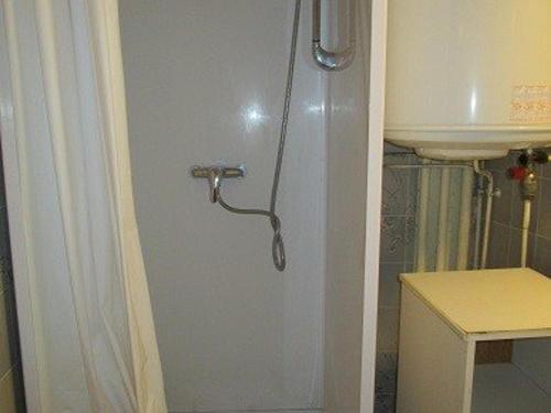 um chuveiro numa casa de banho ao lado de um lavatório em Appartement Cauterets, 3 pièces, 5 personnes - FR-1-234-138 em Cauterets