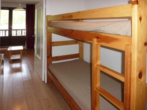 quelques lits superposés dans une chambre dans l'établissement Studio idolâtrable aux Orres pour 4, accès pistes, balcon - FR-1-322-132, aux Orres