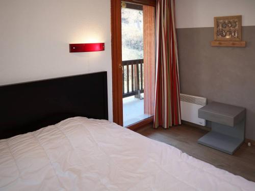 um quarto com uma cama e uma janela em Chalet Les Orres, 5 pièces, 10 personnes - FR-1-322-118 em Les Orres