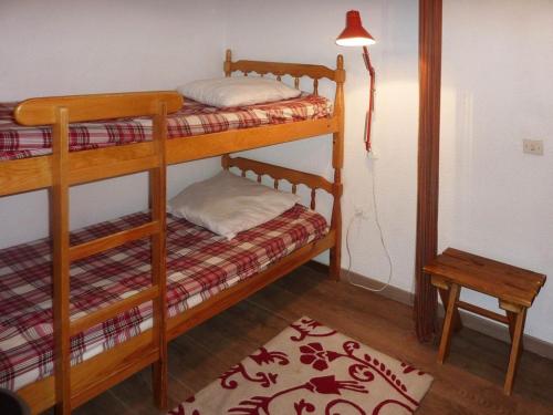 2 Etagenbetten in einem Zimmer mit einem Teppich in der Unterkunft Appartement Les Orres, 1 pièce, 4 personnes - FR-1-322-9 in Les Orres