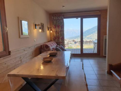 Photo de la galerie de l'établissement Chalet en duplex aux Orres 1800, 6 pers., balcon, piscine, sauna, hammam - FR-1-322-121, aux Orres