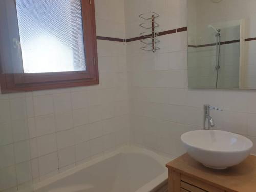 a bathroom with a sink and a bath tub at Chalet Les Orres, 3 pièces, 6 personnes - FR-1-322-121 in Les Orres