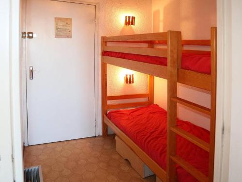 レ・ゾルにあるStudio Les Orres, 1 pièce, 4 personnes - FR-1-322-179のベッドルーム1室(赤いシーツを使用した二段ベッド2組付)