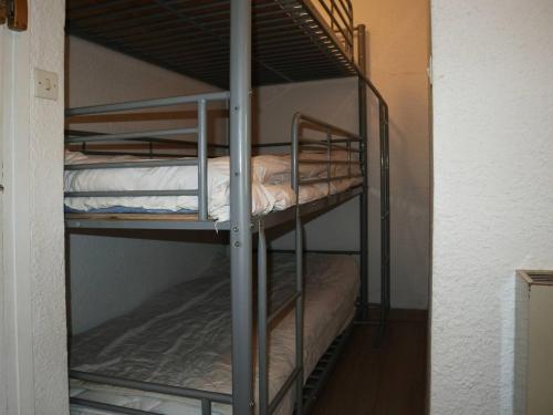 quelques lits superposés dans une chambre dans l'établissement Studio 4 pers. au cœur des Orres avec balcon et accès direct aux pistes - FR-1-322-181, aux Orres