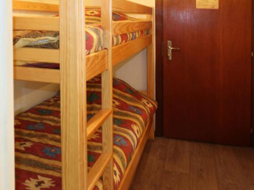 レ・ゾルにあるAppartement Les Orres, 2 pièces, 6 personnes - FR-1-322-29の二段ベッド2組と木製のドアが備わる客室です。