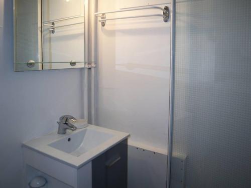 une salle de bain blanche avec un lavabo et une douche dans l'établissement Studio 4 pers. au cœur des Orres avec balcon et accès direct aux pistes - FR-1-322-181, aux Orres