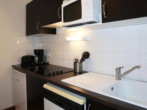eine Küche mit einer Spüle und einer Arbeitsplatte in der Unterkunft Appartement Les Orres, 2 pièces, 4 personnes - FR-1-322-130 in Les Orres