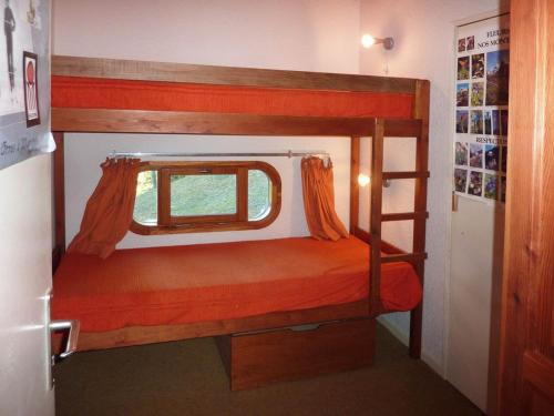 a bedroom with two bunk beds and a window at Appartement Les Orres, 1 pièce, 4 personnes - FR-1-322-190 in Les Orres
