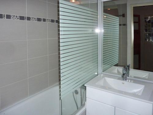 a bathroom with a sink and a shower with a mirror at Appartement Les Orres, 1 pièce, 4 personnes - FR-1-322-190 in Les Orres