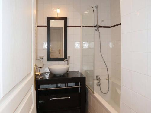a bathroom with a sink and a shower at Appartement Les Orres, 2 pièces, 4 personnes - FR-1-322-38 in Les Orres