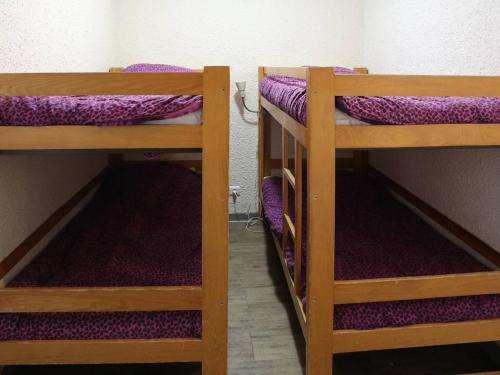 deux ensembles de lits superposés dans une chambre dans l'établissement Studio 6 pers, sud, centre station, balcon, accès pistes - FR-1-322-133, aux Orres