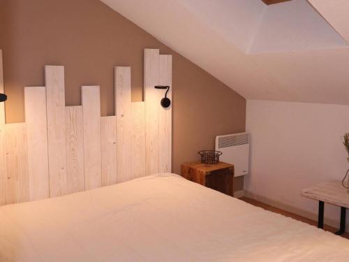 レ・ゾルにあるAppartement Les Orres, 2 pièces, 4 personnes - FR-1-322-38の木製の壁のベッドルーム1室(ベッド1台付)