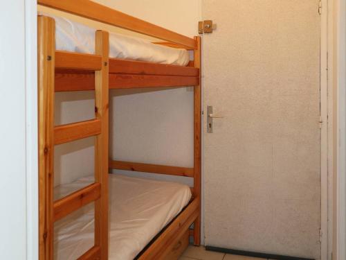 - deux lits superposés dans une chambre dans l'établissement Studio Les Orres, 1 pièce, 4 personnes - FR-1-322-194, aux Orres