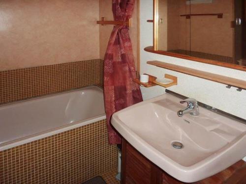 une salle de bain avec un lavabo et une baignoire dans l'établissement Appartement 8 pers, coeur station, pieds des pistes - FR-1-322-41, aux Orres