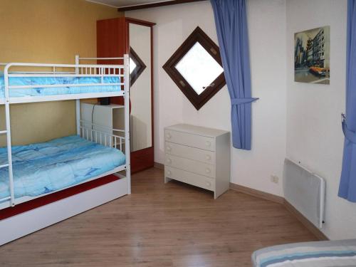 une chambre avec deux lits superposés et une fenêtre dans l'établissement Appartement rénové 6 pers avec Wifi aux Orres - FR-1-322-140, aux Orres