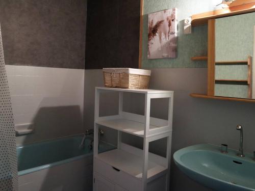 La salle de bains est pourvue d'un lavabo et d'une étagère blanche. dans l'établissement Appartement rénové 6 pers avec Wifi aux Orres - FR-1-322-140, aux Orres