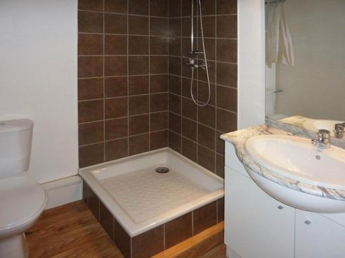 bagno con doccia, lavandino e servizi igienici di Appartement Les Orres, 3 pièces, 8 personnes - FR-1-322-206 a Les Orres
