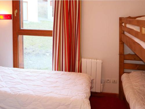 ein Schlafzimmer mit einem Etagenbett und einem Fenster in der Unterkunft Chalet Les Orres, 3 pièces, 6 personnes - FR-1-322-149 in Les Orres
