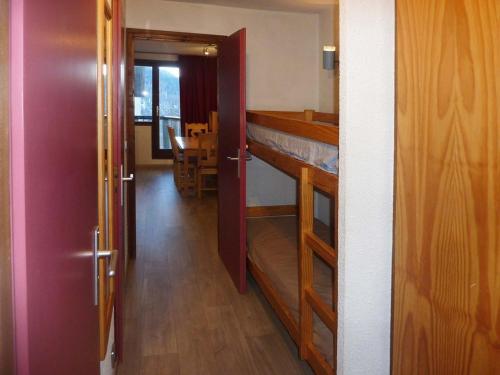 - une porte menant à une chambre avec salle à manger dans l'établissement Studio central 4/6 pers, accès pistes, balcon, animaux admis - FR-1-322-59, aux Orres