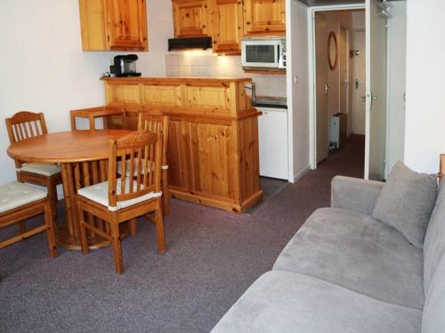 un salon avec une table et une cuisine dans l'établissement Grand studio 4 pers, skis aux pieds, balcon Sud - FR-1-322-153, aux Orres
