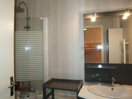 une salle de bain avec un lavabo et un miroir dans l'établissement Grand studio 4 pers, skis aux pieds, balcon Sud - FR-1-322-153, aux Orres