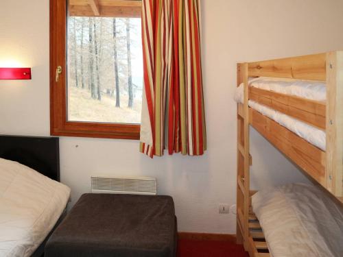 a room with two bunk beds and a window at Chalet Les Orres, 5 pièces, 10 personnes - FR-1-322-65 in Les Orres