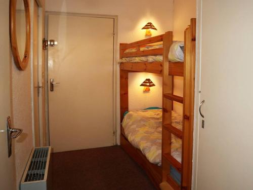 - une chambre avec des lits superposés et une porte menant à une chambre dans l'établissement Grand studio 4 pers, skis aux pieds, balcon Sud - FR-1-322-153, aux Orres
