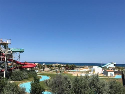 Cette chambre offre une vue sur un parc aquatique avec une montagne. dans l'établissement Pavillon T1+Mezzanine 4 pers, clim, parking, proche lac et plage - FR-1-81-404, à Port-Leucate