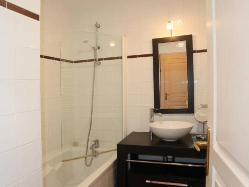 une salle de bain avec un lavabo et une douche dans l'établissement Appartement de standing aux Orres 1800 avec piscine, sauna, hammam et WiFi - FR-1-322-82, aux Orres