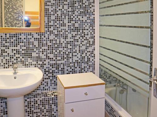 a bathroom with a sink and a shower at Appartement Les Orres, 1 pièce, 4 personnes - FR-1-322-267 in Les Orres