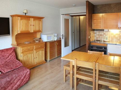 Appartement Les Orres, 1 pièce, 6 personnes - FR-1-322-172にあるキッチンまたは簡易キッチン