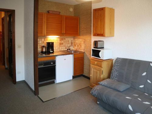 une petite cuisine avec un évier et une cuisinière dans l'établissement Studio au cœur des Orres avec accès pistes - FR-1-322-173, aux Orres