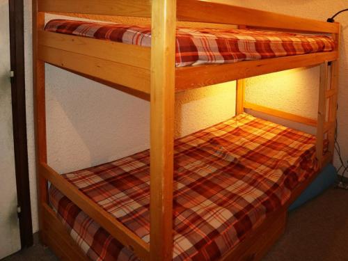 - un lit superposé en bois avec le lit superposé inférieur dans l'établissement Studio au cœur des Orres avec accès pistes - FR-1-322-173, aux Orres