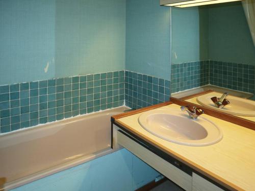 une salle de bain avec un lavabo et une baignoire dans l'établissement Studio au cœur des Orres avec accès pistes - FR-1-322-173, aux Orres