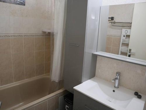een badkamer met een wastafel, een douche en een bad bij Studio Les Orres, 1 pièce, 4 personnes - FR-1-322-84 in Les Orres