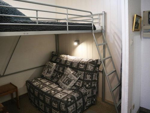 een slaapkamer met een stapelbed, een bank en een ladder bij Studio Les Orres, 1 pièce, 4 personnes - FR-1-322-84 in Les Orres