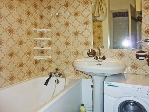 ein Badezimmer mit einem Waschbecken und einer Waschmaschine in der Unterkunft Appartement Les Orres, 1 pièce, 4 personnes - FR-1-322-271 in Les Orres