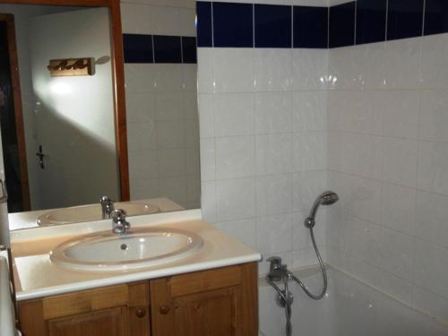 une salle de bain avec un lavabo et une douche dans l'établissement Appartement 3 pièces 6 pers, proche pistes, parking, casier à skis, cuisine équipée - FR-1-262-145, à Les Estaris