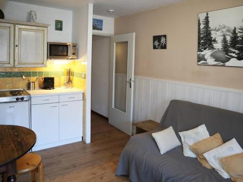 un salon avec un canapé et une cuisine dans l'établissement Studio skis aux pieds, 4 pers, balcon sud - FR-1-322-107, aux Orres