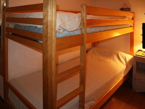 - deux lits superposés dans une chambre dans l'établissement Studio skis aux pieds, 4 pers, balcon sud - FR-1-322-107, aux Orres