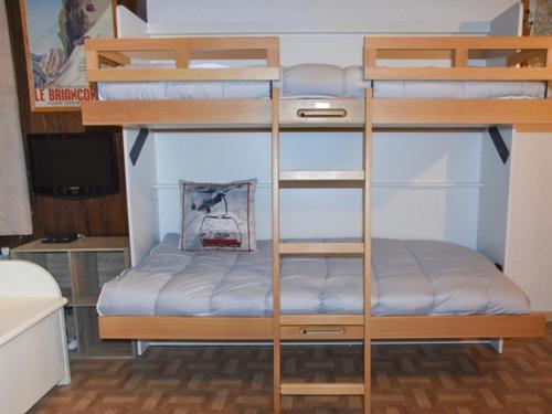 Ce lit superposé se trouve dans un dortoir doté de lits superposés. dans l'établissement Studio cosy RDC à Montgenèvre avec parking - FR-1-266-78, à Montgenèvre