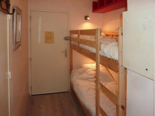 a couple of bunk beds in a room with a door at Appartement Les Orres, 2 pièces, 6 personnes - FR-1-322-197 in Les Orres