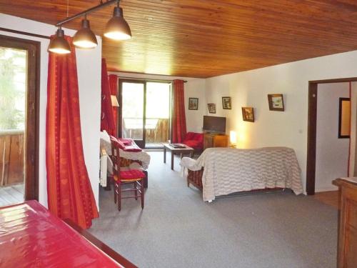 a bedroom with a bed and a desk and a television at Appartement Les Orres, 2 pièces, 6 personnes - FR-1-322-276 in Les Orres