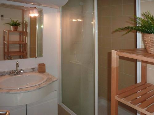 ein Bad mit einem Waschbecken und einer Dusche in der Unterkunft Appartement Les Orres, 2 pièces, 6 personnes - FR-1-322-197 in Les Orres