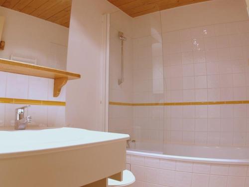 y baño con bañera, lavamanos y ducha. en Appartement Valmorel, 3 pièces, 6 personnes - FR-1-291-795, en Valmorel