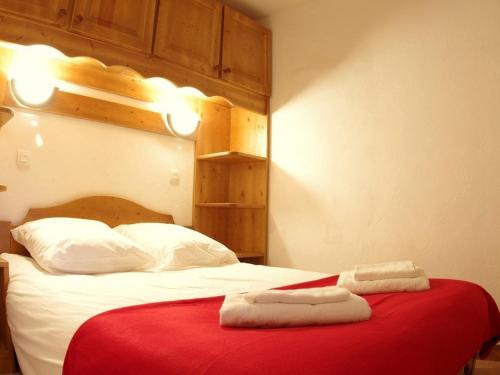 1 dormitorio con 1 cama con 2 toallas en Appartement Valmorel, 3 pièces, 6 personnes - FR-1-291-795, en Valmorel