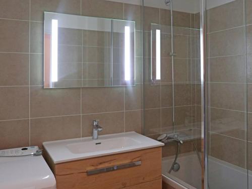 une salle de bain avec un lavabo et une douche dans l'établissement Appartement ski-in/ski-out 6 pers, balcon, proche jardin d'enfants - FR-1-322-204, aux Orres