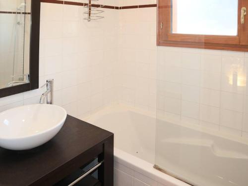 a bathroom with a sink and a bath tub at Chalet Les Orres, 3 pièces, 6 personnes - FR-1-322-124 in Les Orres